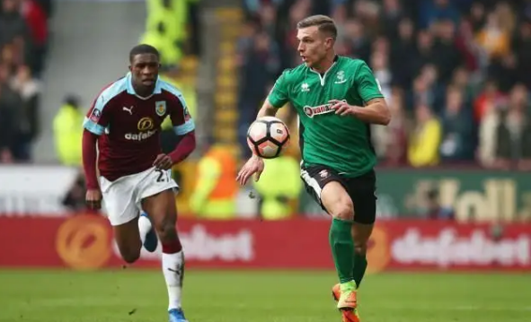 绝对死角，特拉布宗体育中场穆奇小角度任意球直接破门（穆奇小角度任意球直挂死角，特拉布宗体育中场精彩破门）